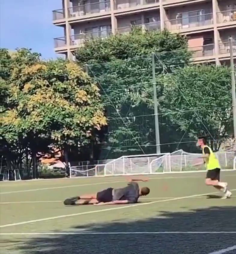 体育平台-🤯这谁顶得住？2m21的文班尝试倒挂金钩射门失败 摔了个屁股墩